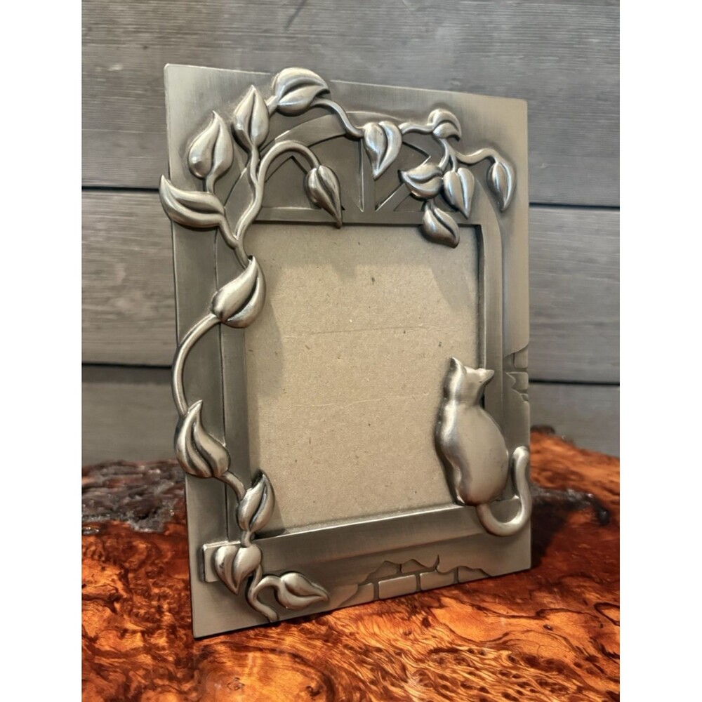 Cat Metal Picture Frame Holds 4X6 Inches Used Has Glass